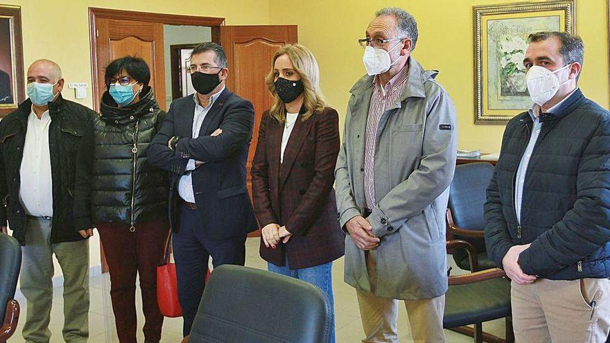 Representantes municipales y empresariales de San Cibrao das Viñas, ayer.