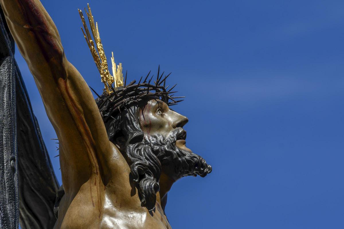 El imponente perfil del Cristo del Cachorro, hermandad del Viernes Santo sevillano.