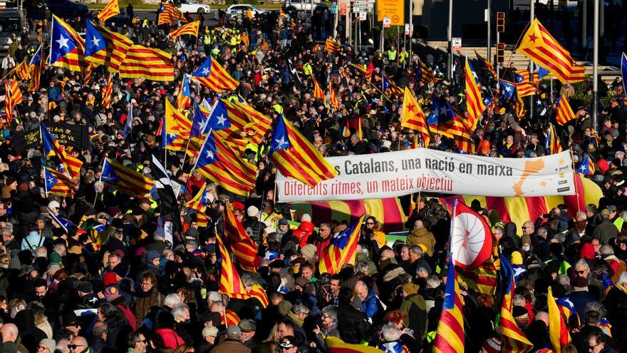 Casi 7.000 personas protestan en Barcelona contra la cumbre hispano-francesa