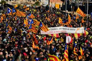 Casi 7.000 personas protestan en Barcelona contra la cumbre hispano-francesa