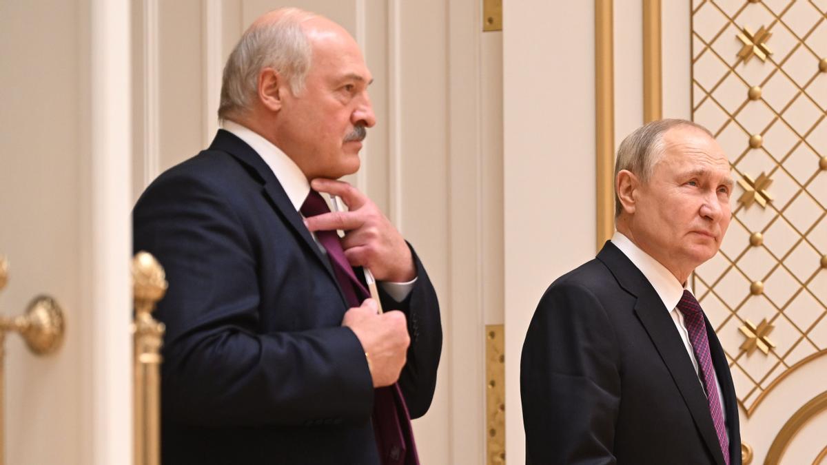 El presidente de Bielorrusia, Alexander Lukashenko, junto al jefe de la Federación Rusa, Vladimir Putin, tras su encuentro en Minsk el pasado mes de diciembre.
