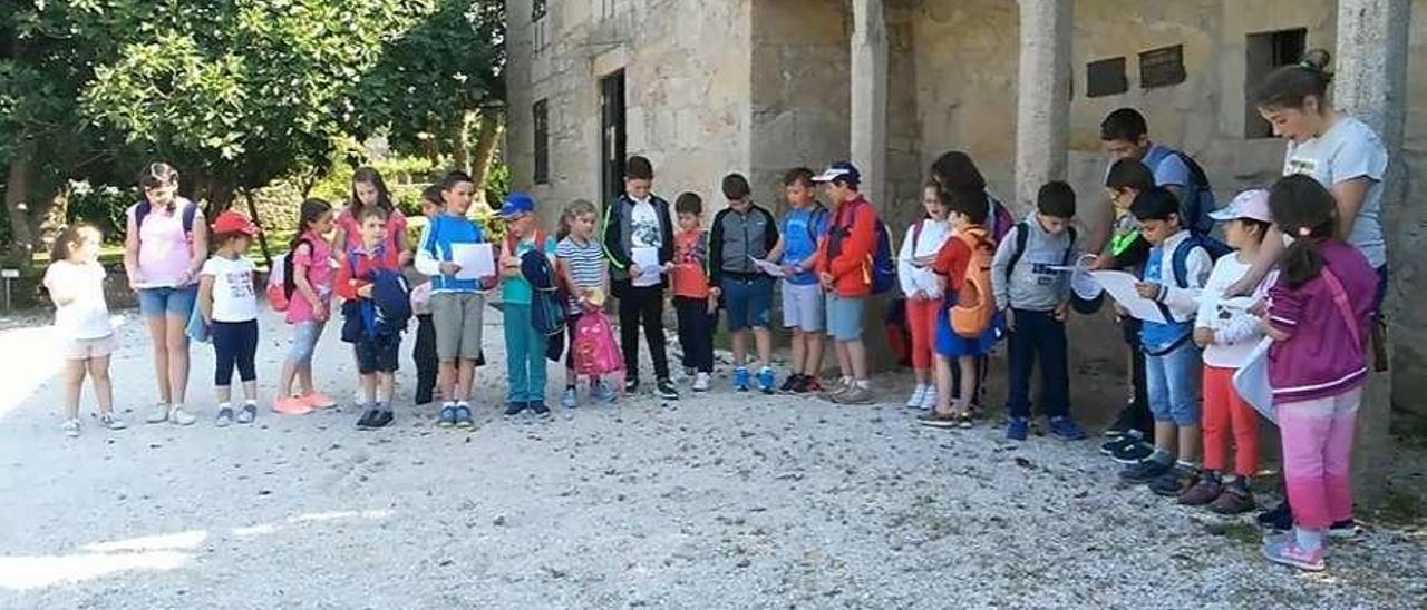 Os alumnos do colexio de Dozón, recitando poemas diante da casa de Rosalía de Castro, en Padrón.