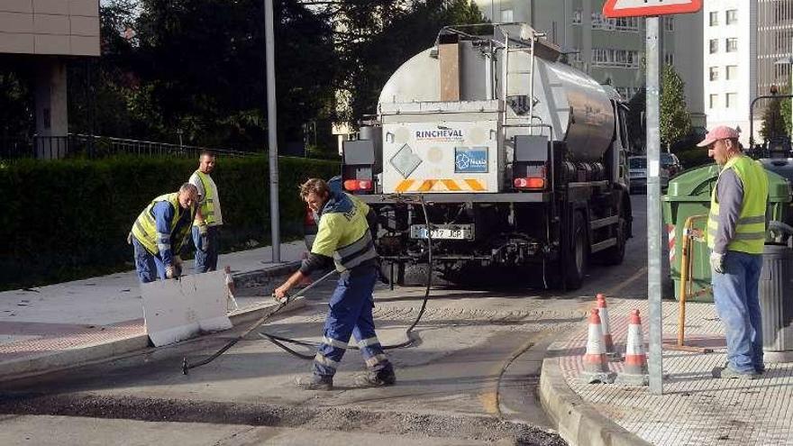 Trabajos en Alcalde Hevia en la tarde de ayer. // Rafa Vázquez