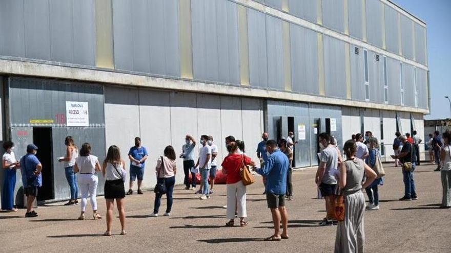 Decenas de personas esperan frente a la puerta de uno de los pabellones de Ifeba donde ayer se hicieron las oposiciones.