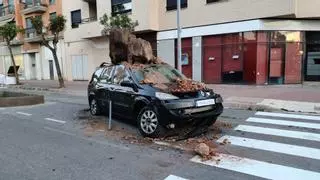 El misterioso coche sepultado por una piedra gigante que ha aparecido en mitad de una calle de Burriana