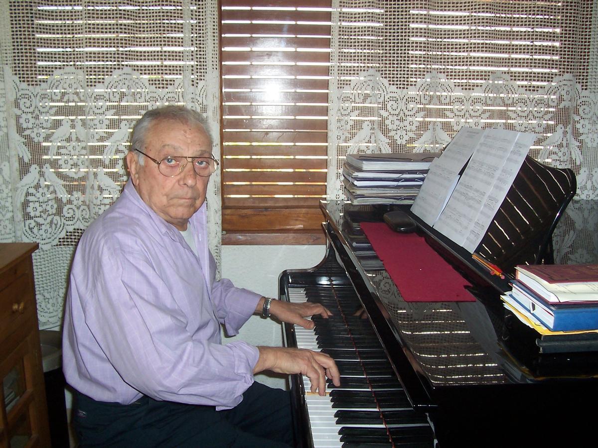 Alejandro García, en una imagen tomada en el 2006 junto al piano, una de sus pasiones