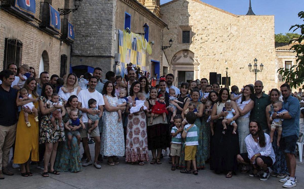 La emotiva entrega de pañuelos dio la bienvenida a los más pequeños.