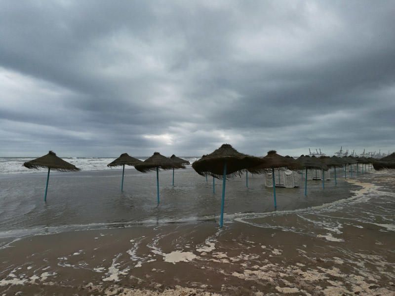 Olas de 2,5 metros invaden la playa de la Malvarrosa