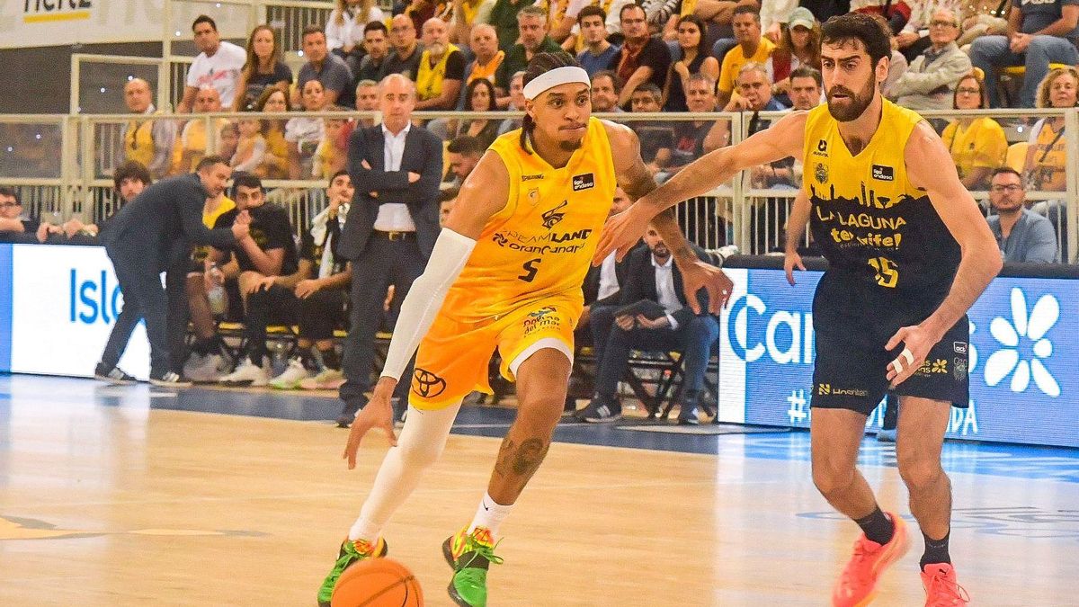 Caleb Homesley es defendido por Joan Sastre en el derbi del domingo.