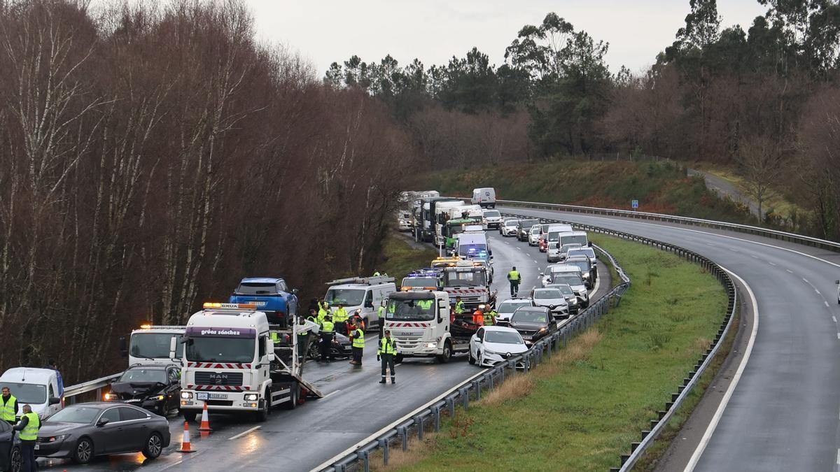 Un accidente múltiple obliga a cortar la AP-9 en sentido Santiago