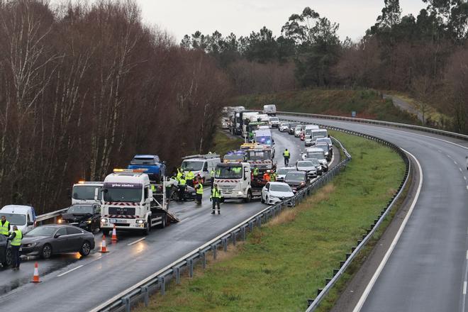 Un accidente múltiple obliga a cortar la AP-9 en sentido Santiago