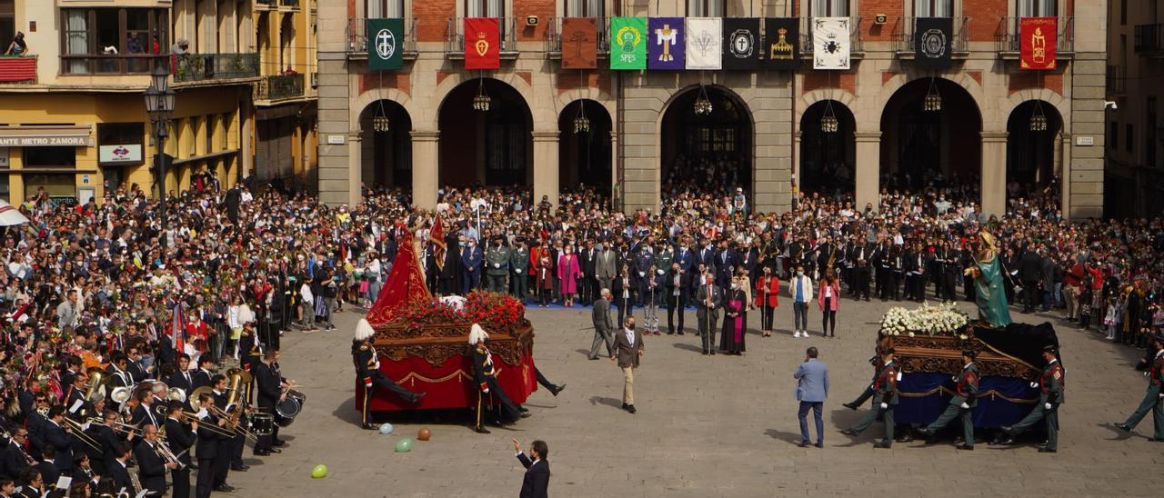 Encuentro de Cristo resucitado y su madre en la Plaza Mayor de Zamora.