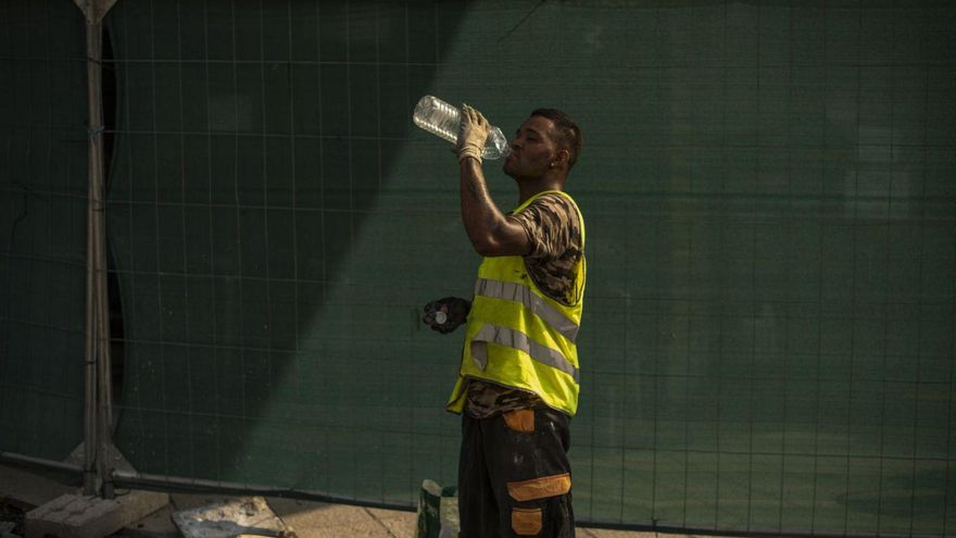 Un profesional de la construcción se hidrata ante las altas temperaturas en la ciudad. | // BRAIS LORENZO