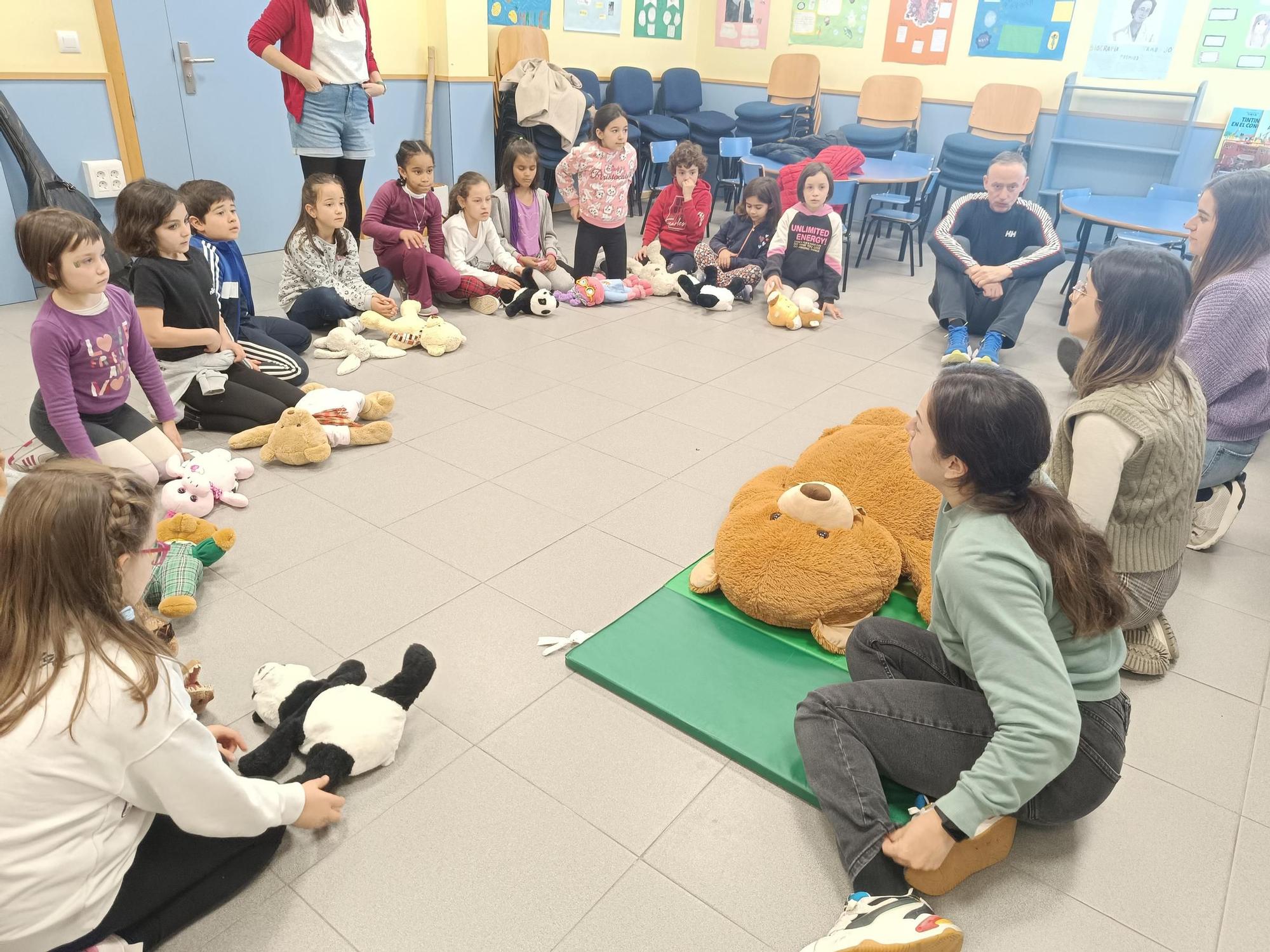 Los niños del José de Calasanz, en Llanera, aprenden a salvar vidas