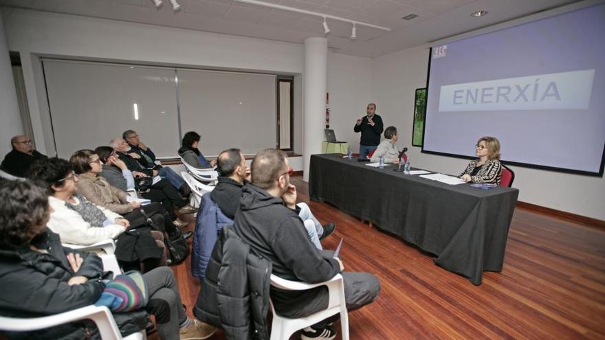 Imagen de la charla sobre la tarificación eléctrica y el precio de la luz celebrada  por el BNG el viernes en A Estrada. // Bernabé / Cris M.V.