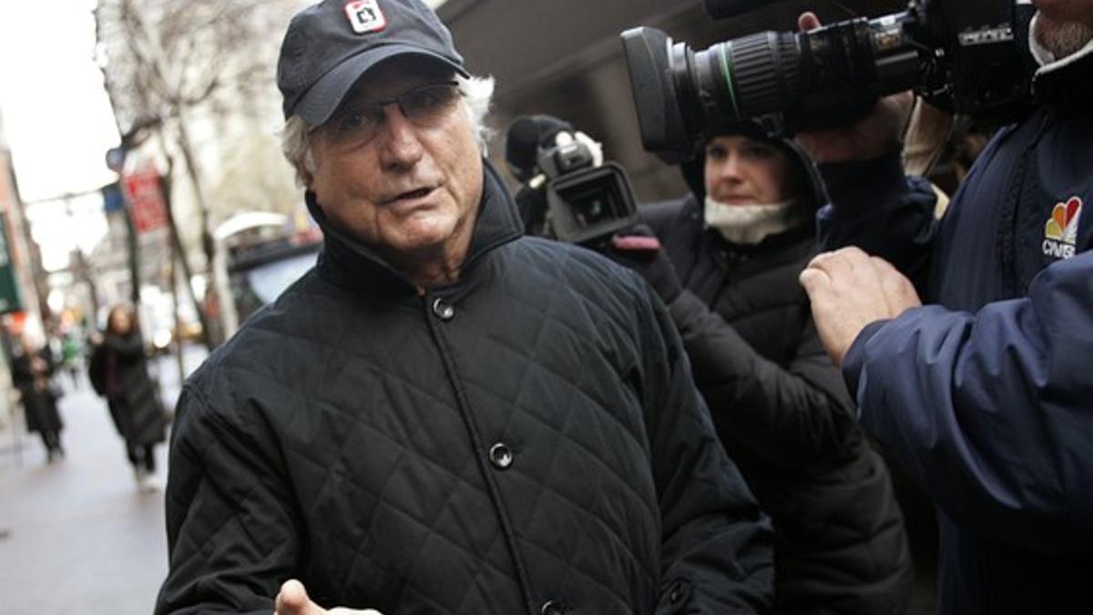Bernard Madoff regresa a su domicilio en Nueva York, el 17 de diciembre del 2008.