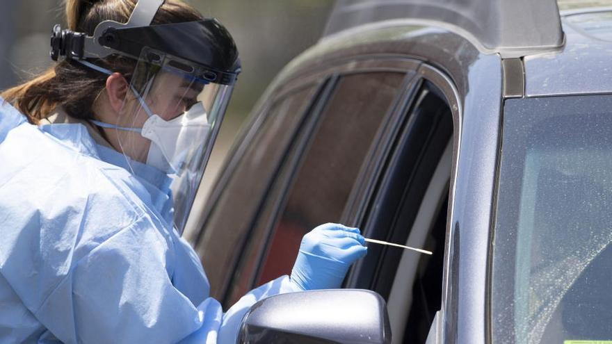 Una enfermera practica un test de coronavirus en Boston (EEUU).