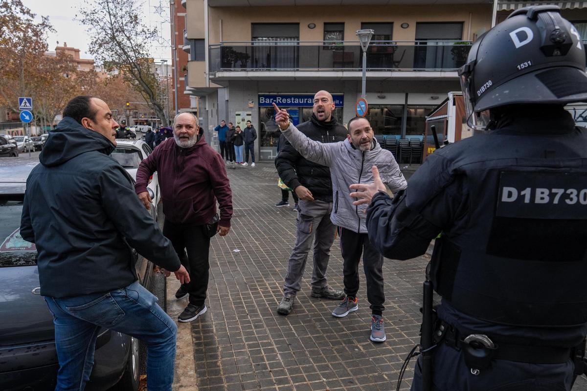 Momentos de tensión entre vecinos de la zona ante un nuevo intento de ocupación por parte de los desalojados del B9