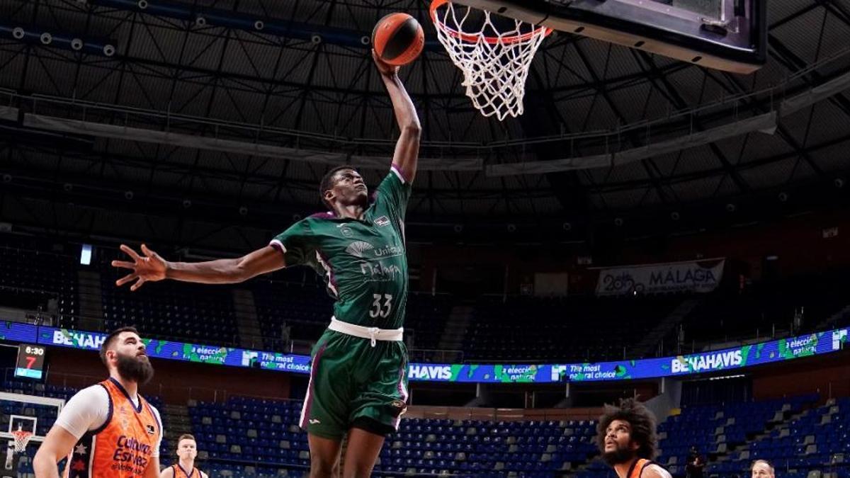 Yannick Nzosa machaca el aro durante el partido con el Valencia Basket