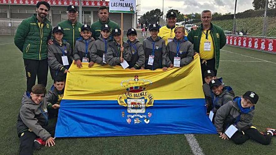 La comitiva de la UD Las Palmas benjamín en la presentación del Mundialito en Cambrils.