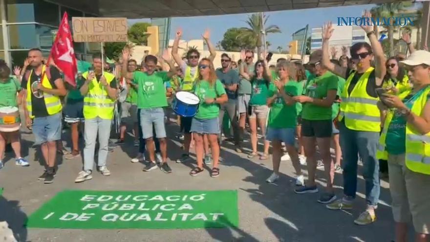 La protesta docente recibe a Pérez Llorca en Ciudad de la Luz de Alicante