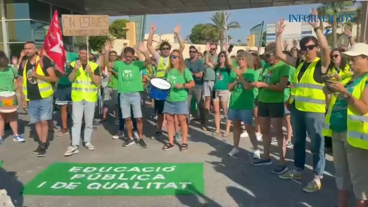 Profesores de Alicante hacen un escrache a Llorca tras la agresión a una docente y el bloqueo en la negociación