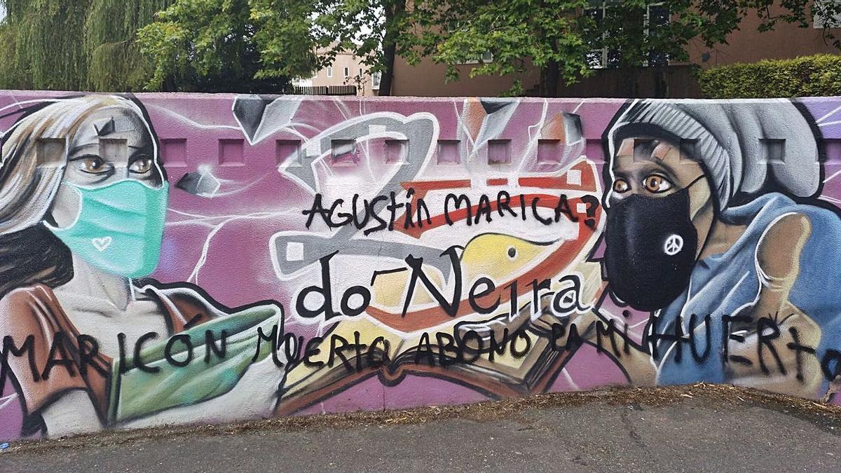 Pintadas homófobas sobre el mural del instituto Xosé Neira Vilas.  | // LA OPINIÓN