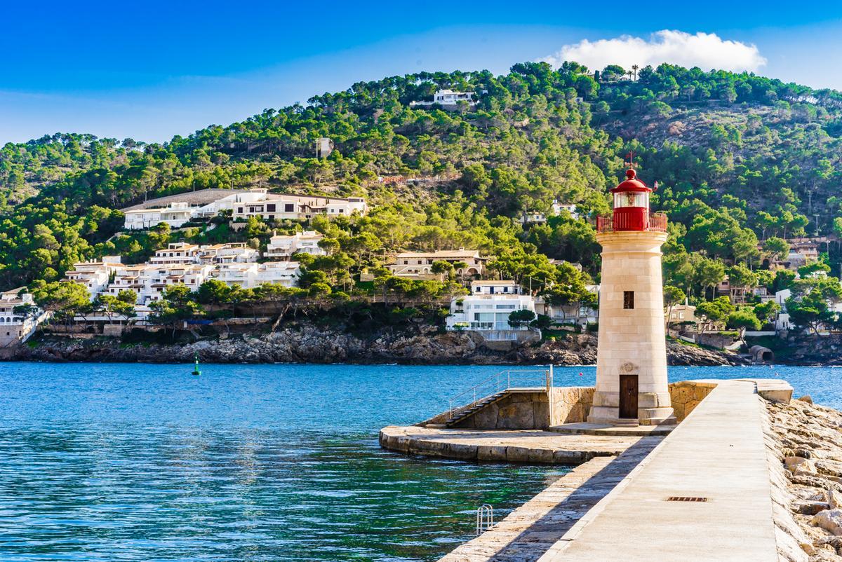 Puerto de Andraxt con su fotogénico e inspirador faro.