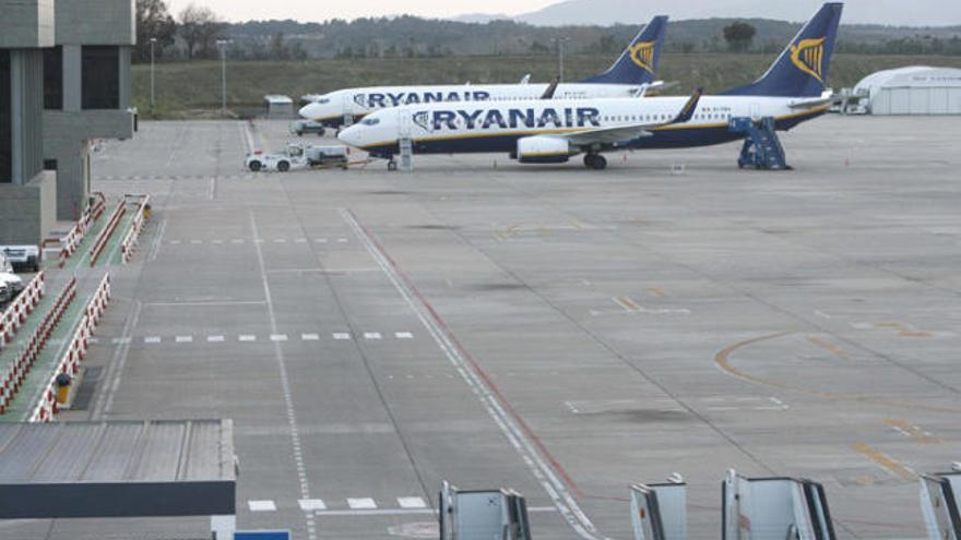 Dos avions de Ryanair, ahir a les pistes de Vilobí d&#039;Onyar.