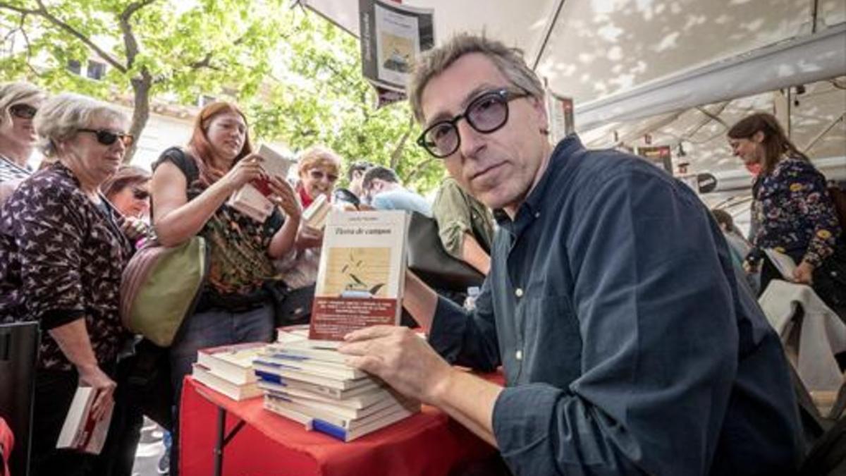 DAVID TRUEBA El escritor muestra 'Tierra de campos'.