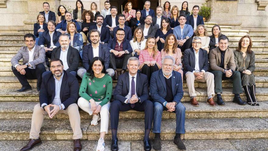 Acta de diputado y foto de familia del PP