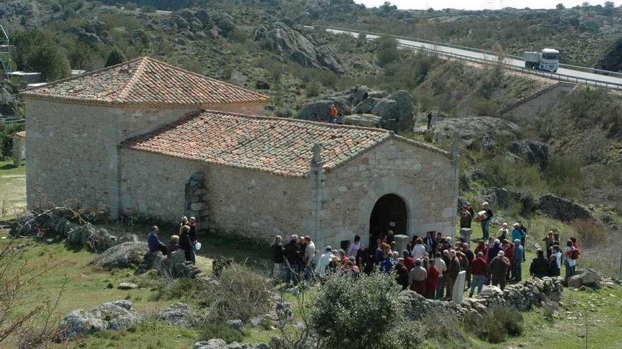 Ermita de San Esteban de Muelas del Pan en un día de fiesta.