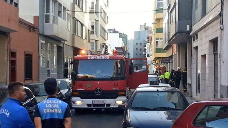 Los bomberos trabajan en la evacuación de una persona atrapada en un incendio