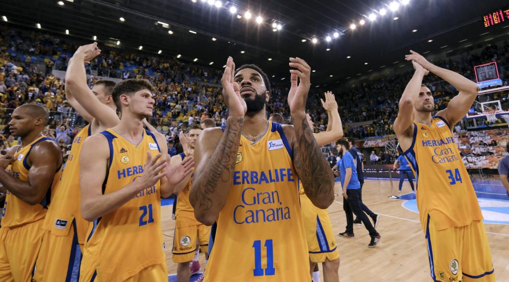 Las mejores imágenes de la victoria del Valencia Basket en la Supercopa