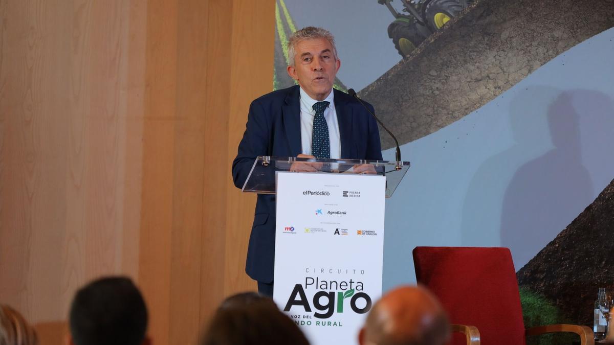 El consejero de Agricultura, Ganadería y Alimentación, Ángel Samper, en la jornada 'La agroalimentación aragonesa' organizada este miércoles por El Periódico de Aragón.