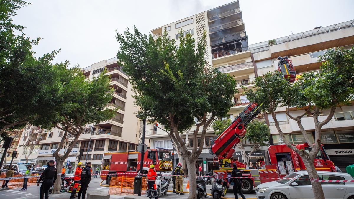 Alarma por un gran incendio en el centro de Ibiza