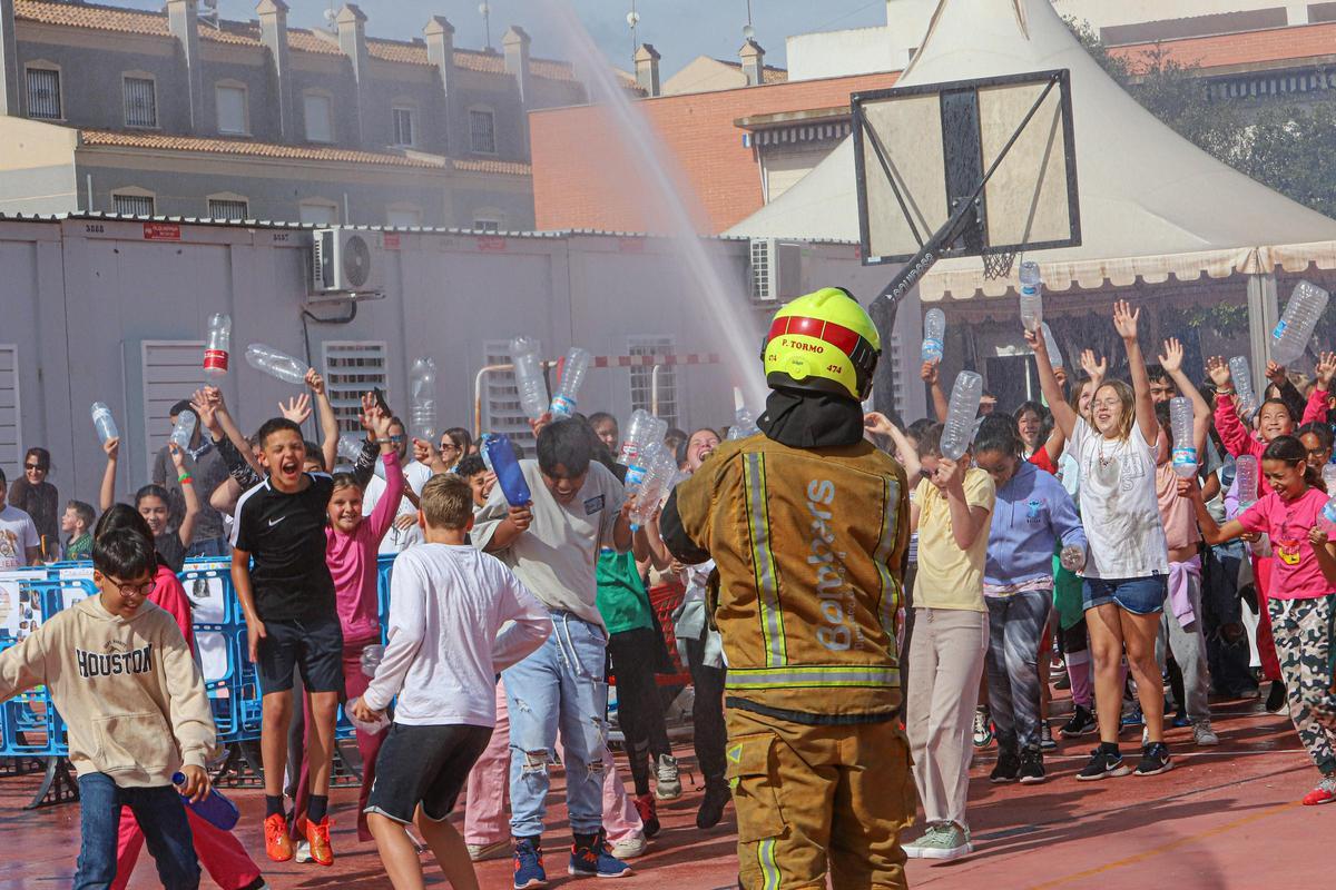 Los bomberos participan en la fiesta