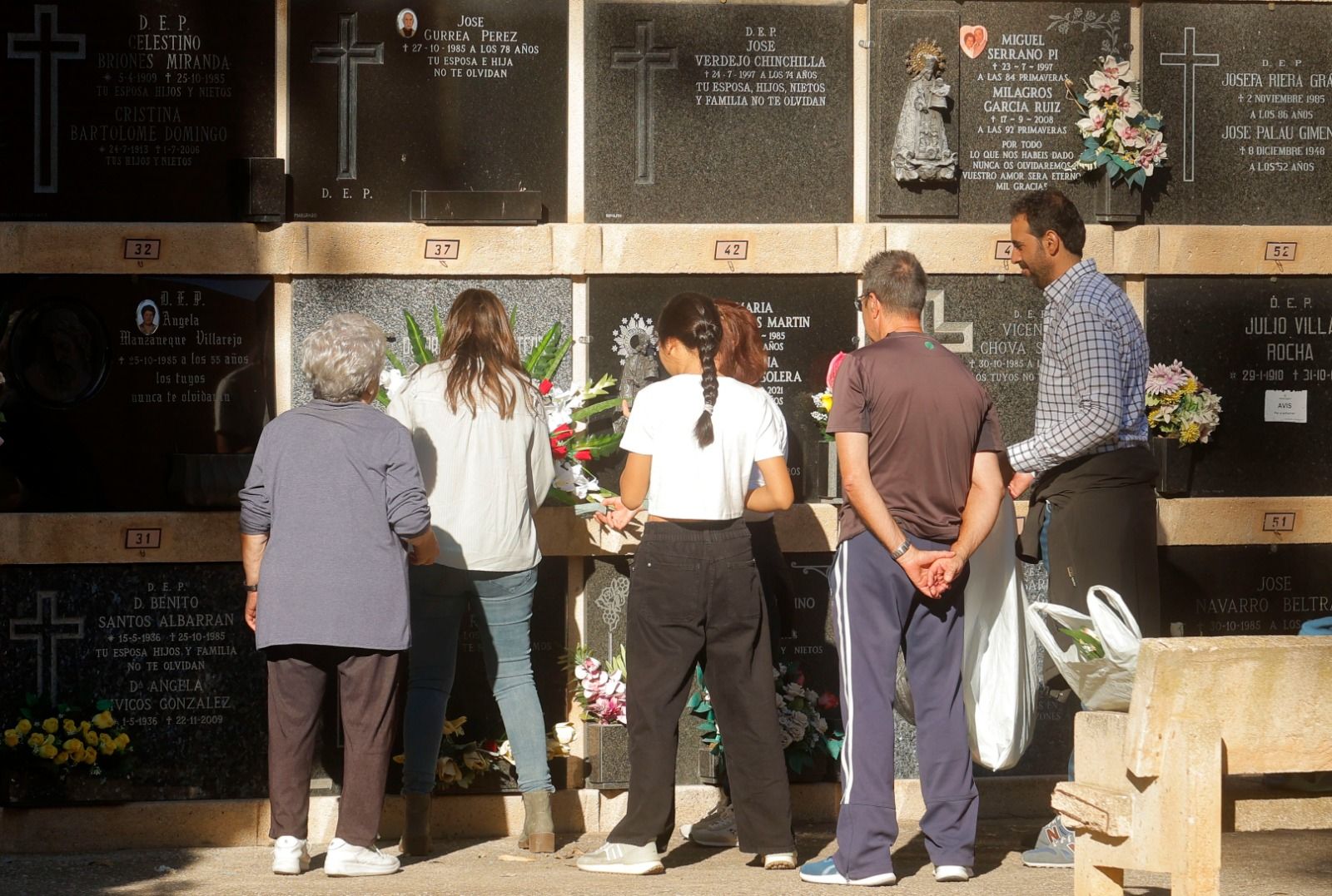 Los valencianos adelantan su visita al cementerio para evitar aglomeraciones