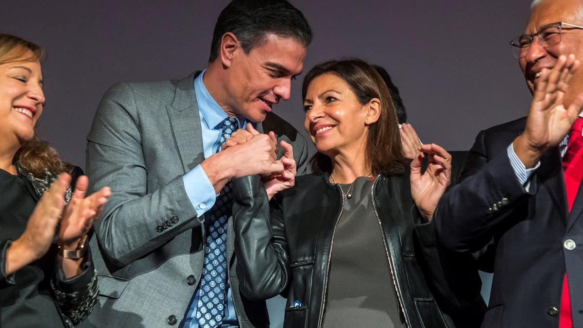 La socialista francesa Anne Hidalgo (centro), arropada por Pedro Sánchez y António Costa