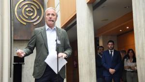 Jorge Azcón, en una intervención en el hall de las Cortes ante la mirada de los diputados de Vox David Arranz, Alejandro Nolasco y Marta Fernández.