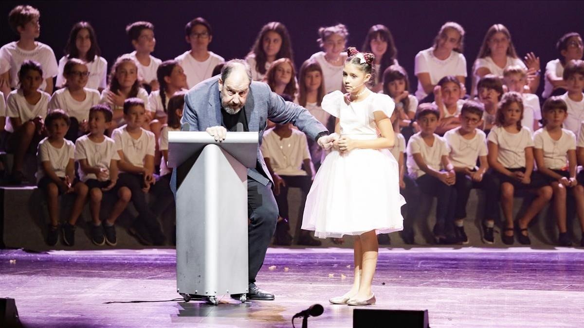 Josep Maria Pou con la joven actriz Nonna Cardoner.