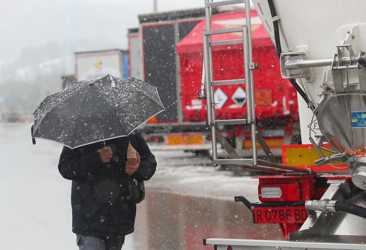 Numerosos transportistas permanecen atrapados en El Rebollar