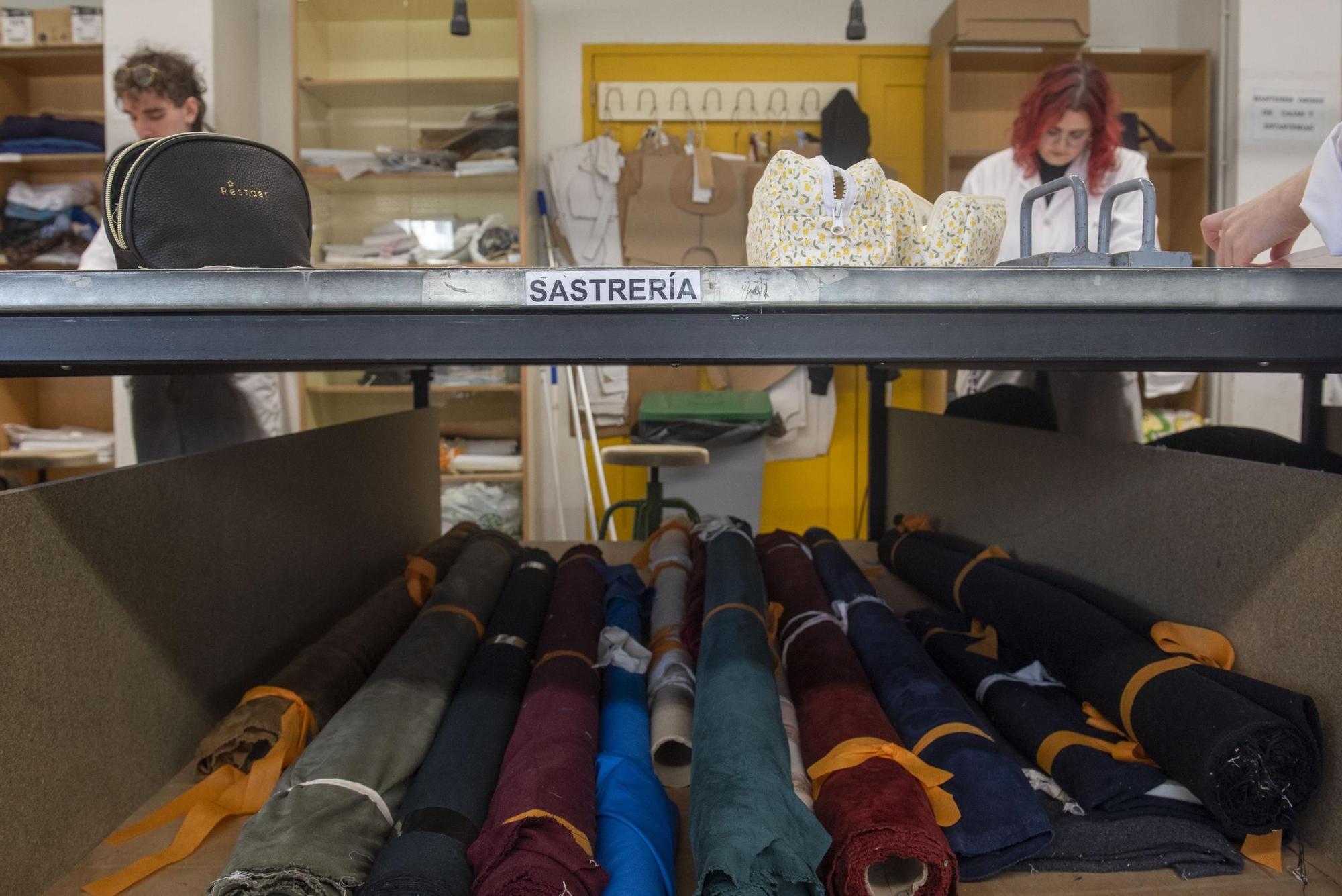 Estudiantes del Paseo das Pontes cosen para el Centro Dramático Galego