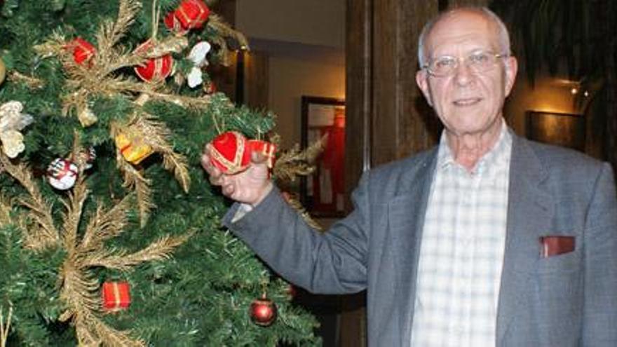 García Navarro, ayer, posa junto al árbol de Navidad del salón del hotel Reina Isabel, de la capital grancanaria. i LP / DLP