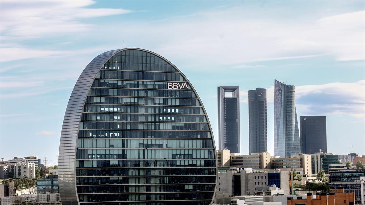 Archivo -  Fachada del edificio ‘La Vela’ en la ciudad del BBVA.