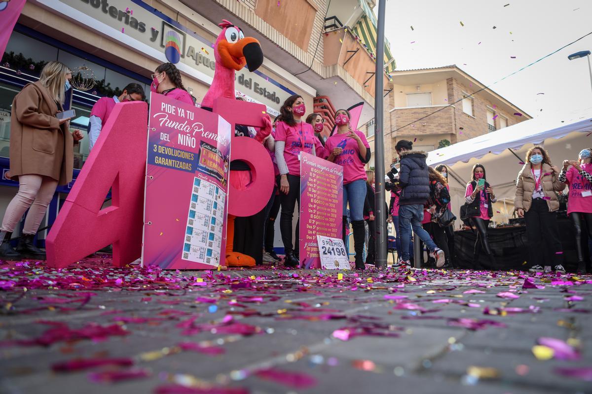 Lotería de Navidad 2021:  'El Perolo' de San Pedro del Pinatar reparte miles de euros
