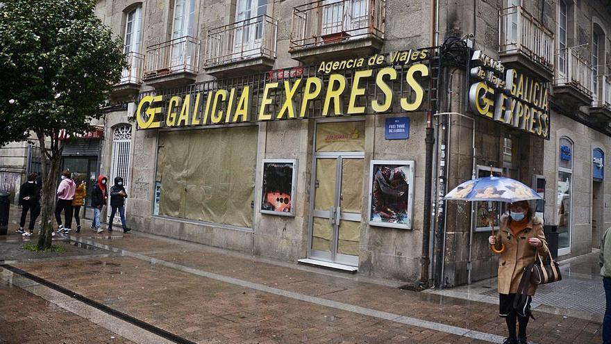 Una agencia de viajes de la ciudad cerrada. | // RAFA VÁZQUEZ