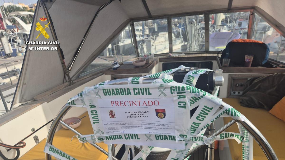 Precinto de una embarcación en el muelle de Puerto del Rosario, en Fuerteventura