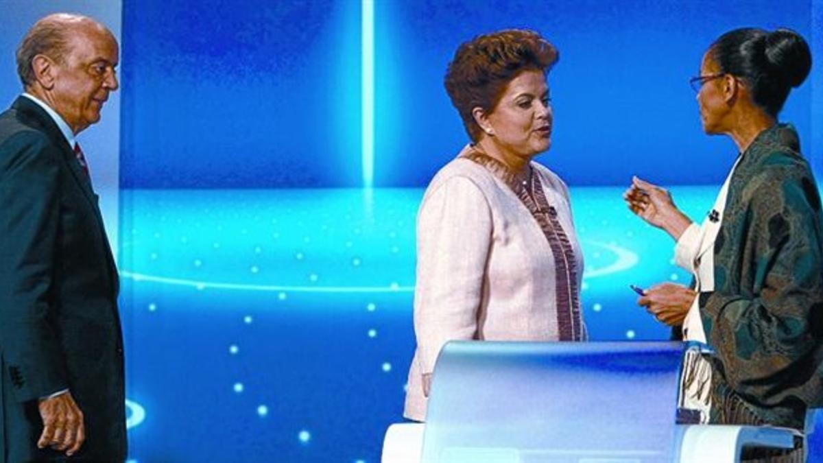 José Serra, Dilma Rousseff (centro) y Marina Silva, durante el último debate televisado.