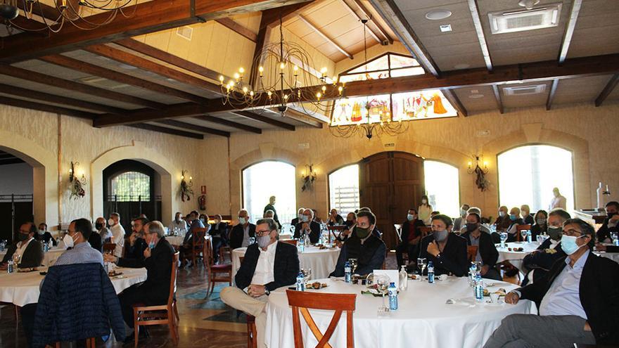 Fran Martínez, con algunos de los empresarios, entre ellos Antonio Arias y Jesús Navarro. 